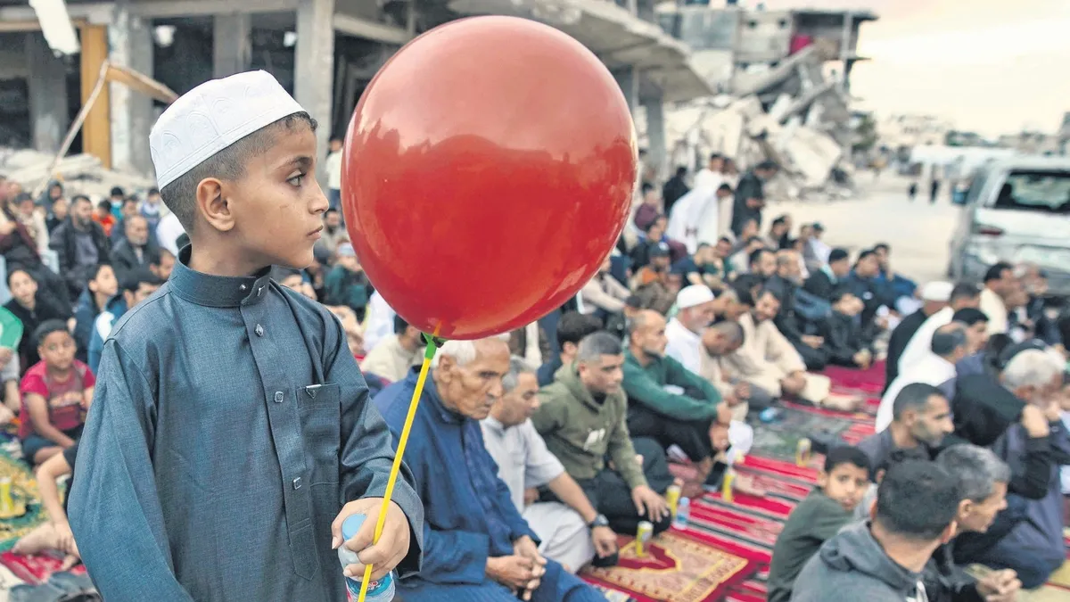 İsrail Bayramda da Vurdu, Gazzeliler Enkazda Namaz Kıldı