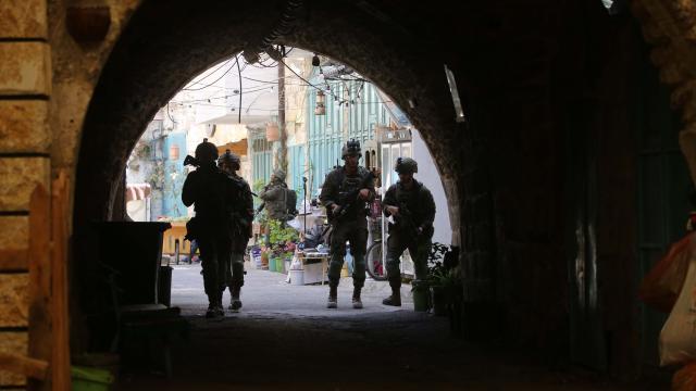 İsrail ordusu Batı Şeria'da El-Mugayyir köyünü tamamen kuşattı
