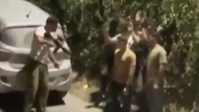 İsrailli İşgalci, El Halil'de 5 Filistinli Çocuğu Tehdit Etti