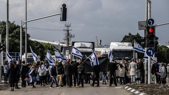 İsrailli milletvekili Gazze'ye yardım tırlarını engelledi