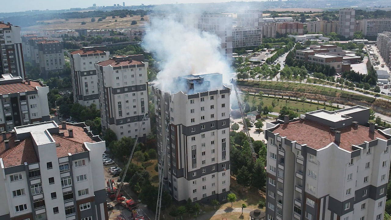 İstanbul'da 11 Katlı Binada Yangın: 10 Kişi Hastaneye Kaldırıldı