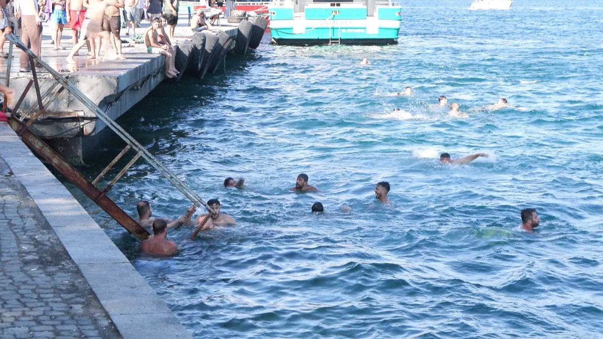 İstanbul'da Sıcaklık 30 Dereceyi Aştı, Bebek Sahili Doldu Taştı