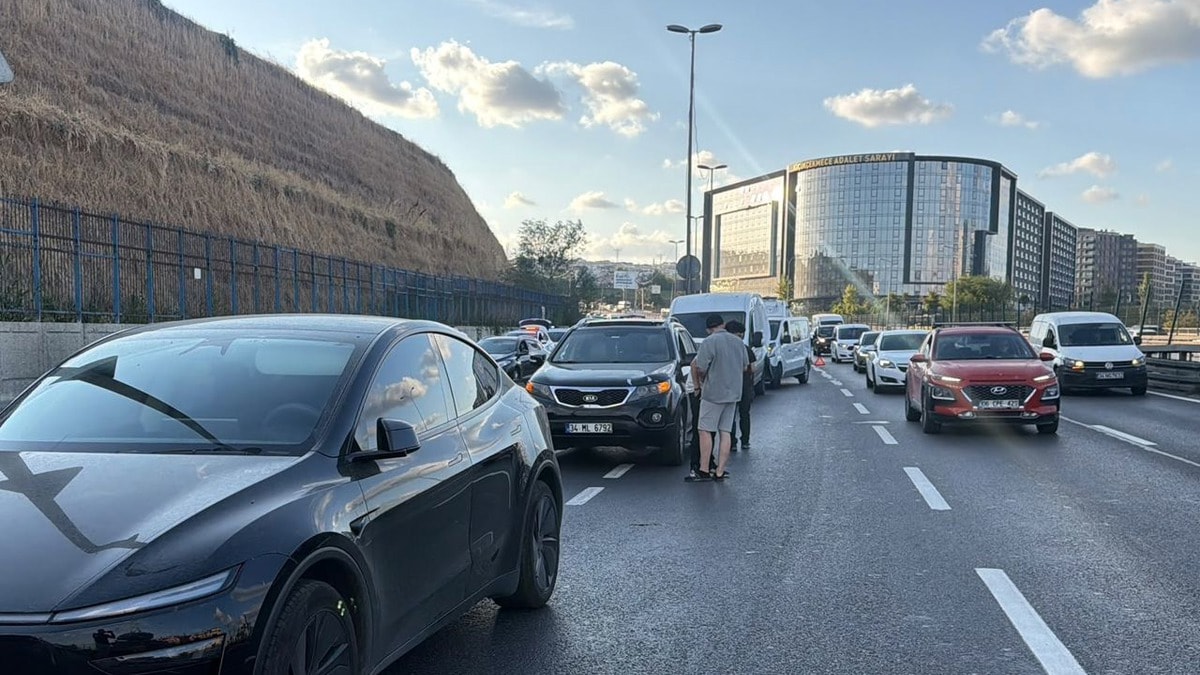 İstanbul'da 5 Araç Birbirine Girdi: Yaralılar Var