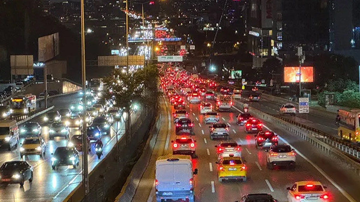 İstanbul'da Akşam Trafiği Felç: Her İki Yakada Yoğunluk Zirvede