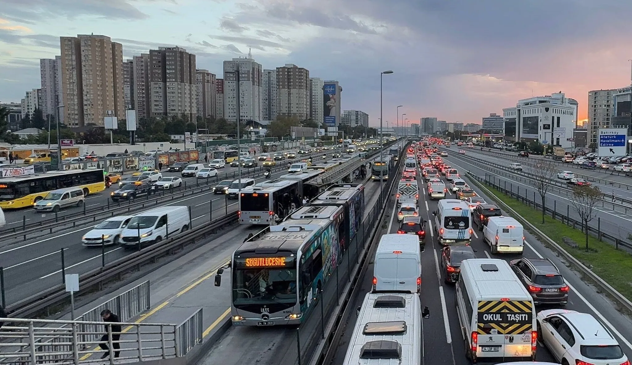 İstanbul'da akşam trafiği kilitlendi: Yoğunluk yüzde 87