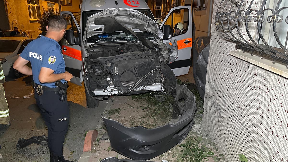 İstanbul'da Ambulans ile Otomobil Çarpıştı: 3 Sağlık Görevlisi Yaralandı