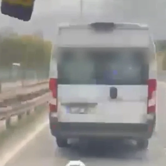 İstanbul'da Ambulansa Yol Vermeyen Servis Sürücüsü Kamerada