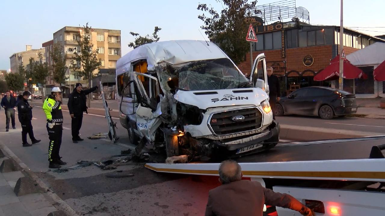 İstanbul Arnavutköy'de servis minibüsü kamyona çarptı: 9 yaralı