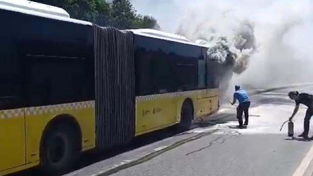 İstanbul Ataşehir'de seyir halindeki İETT otobüsünde yangın