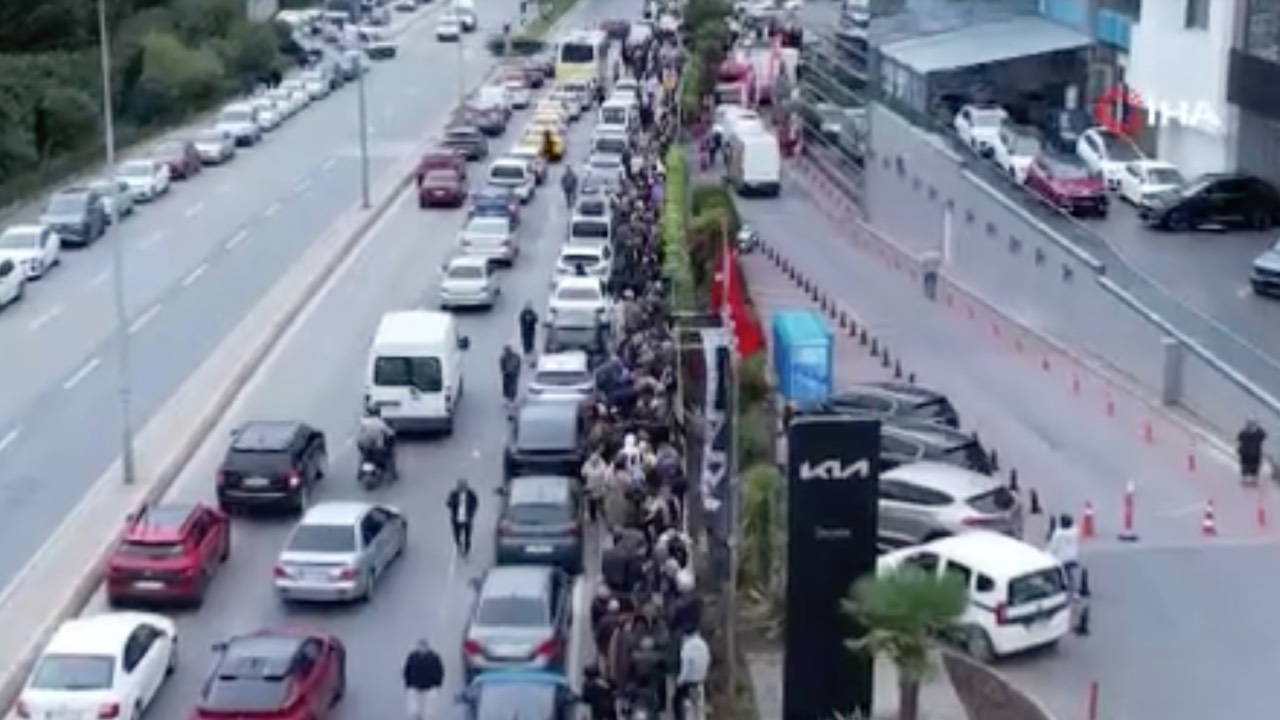 İstanbul Ataşehir'de indirim izdihamı: 60 bin kişi akın etti
