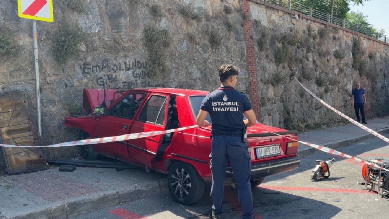 İstanbul Ataşehir'de Otomobil İstinat Duvarına Çarptı: 1'i Ağır 3 Yaralı