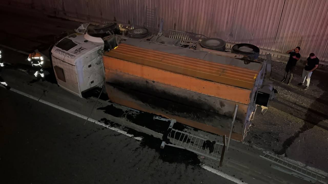 İstanbul Avcılar'da İBB Asfalt Kamyonu Alt Geçide Düştü