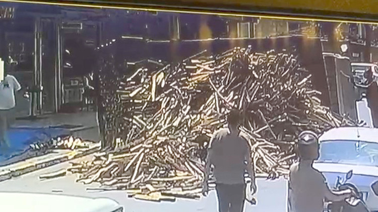 İstanbul Avcılar'da odun yüklü kamyon devrildi: O anlar kamerada
