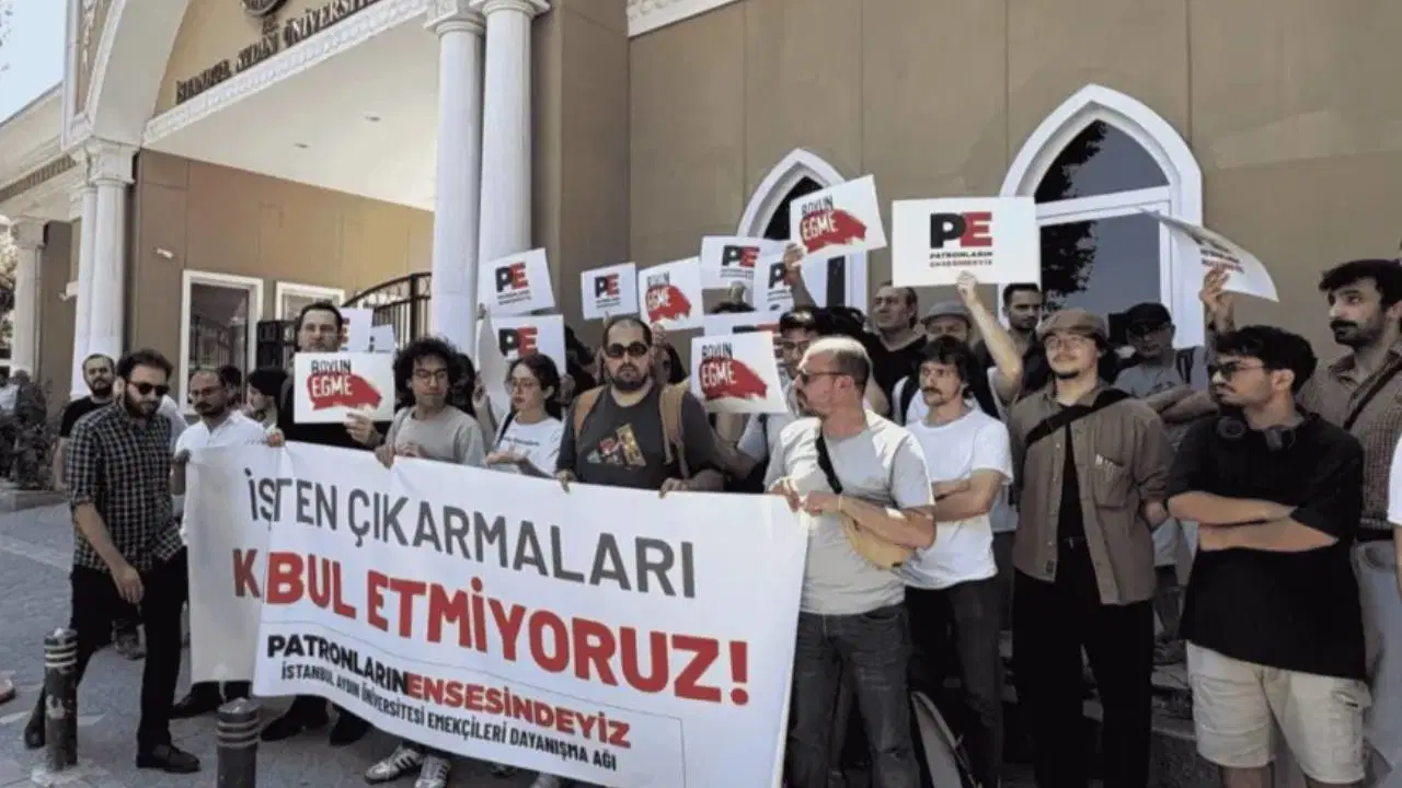 İstanbul Aydın Üniversitesi'nde işten çıkarılan akademisyenler eylem yaptı: İşimizi geri istiyoruz