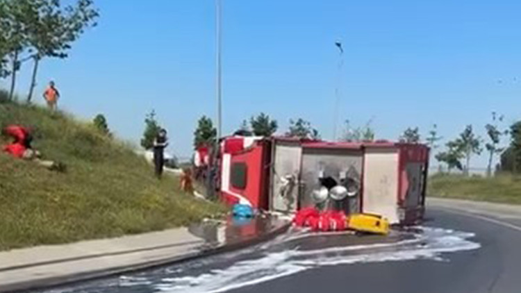 İstanbul Bağcılar'da İtfaiye Aracı Devrildi: 3 Yaralı