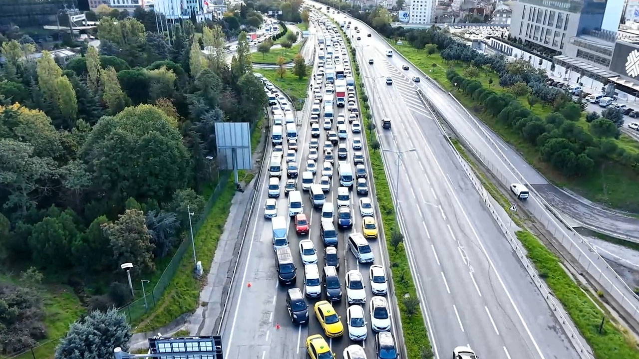İstanbul Bağcılar'da zincirleme kaza: 3 şerit kapalı