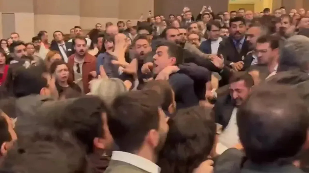 İstanbul Barosu Genel Kurulu'nda Yumruklu Kavga