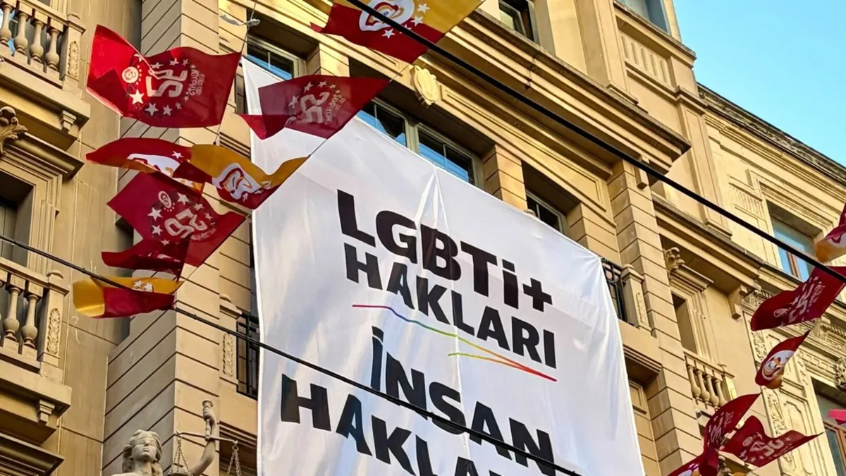 İstanbul Barosu'na LGBT pankartı: Sapkınlığın bayraktarlığı