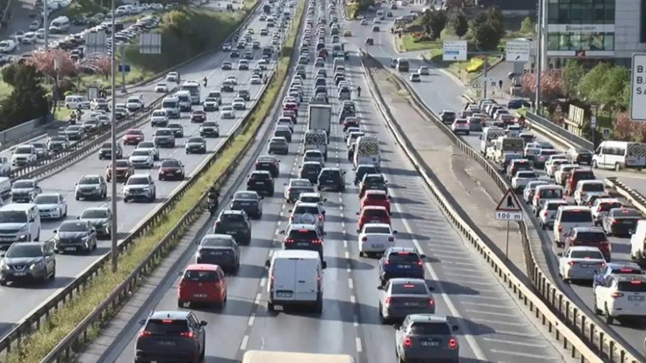 İstanbul'da bayram sonrası trafik yoğunluğu: Şehir adeta kilitlendi