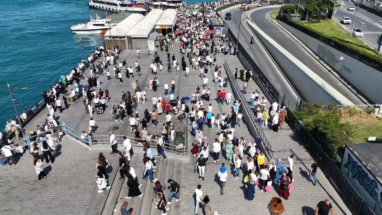 İstanbul'da bayram yoğunluğu: Eminönü doldu taştı, vapur ve tramvaylarda izdiham