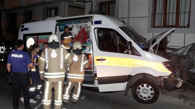 İstanbul Bayrampaşa'da Ambulans Kazası: 3 Sağlık Çalışanı Yaralandı