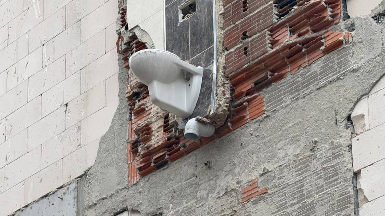 İstanbul Bayrampaşa'da Yıkımda 'Manzaralı Klozet' Sürprizi