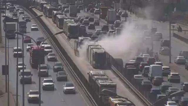 İstanbul Beylikdüzü'nde metrobüste yangın paniği