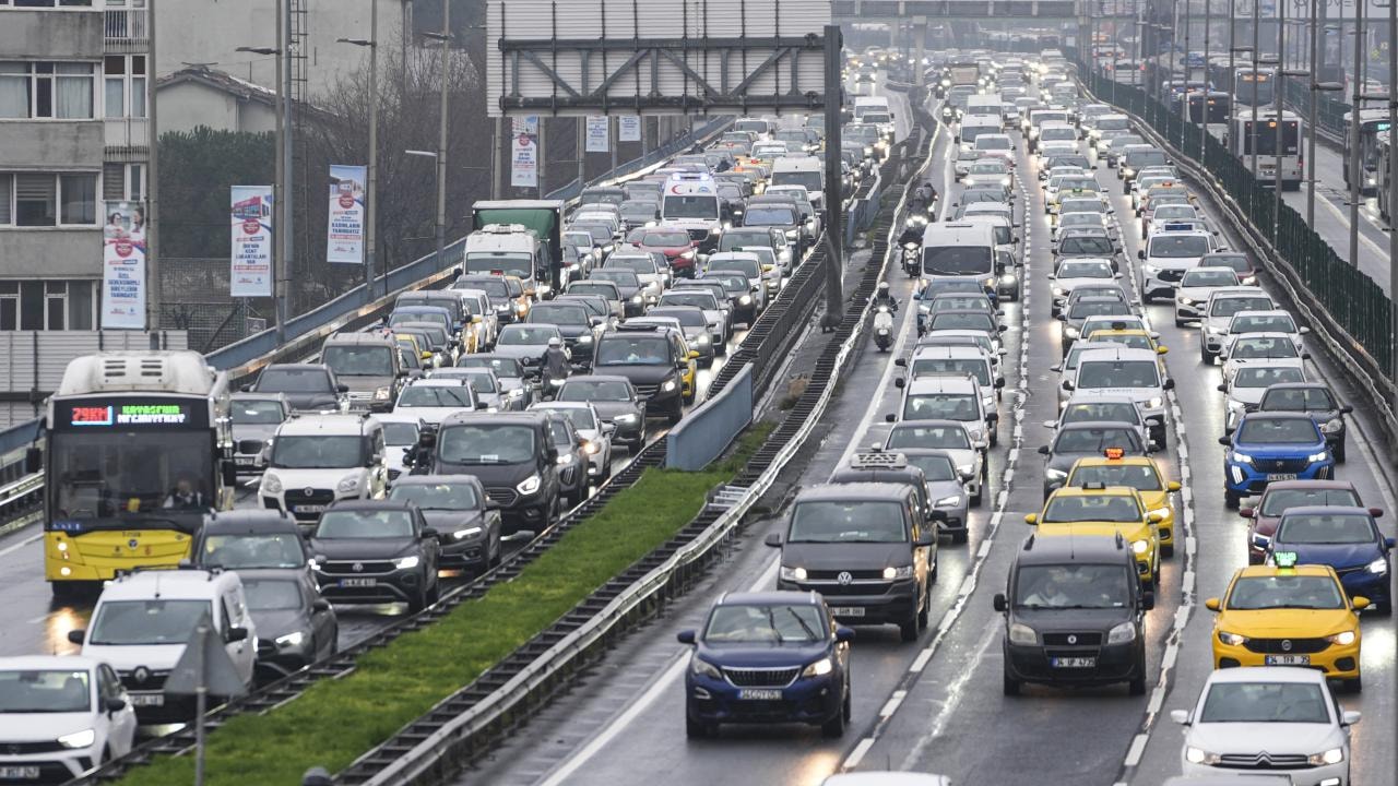 İstanbul'da bisiklet yarışı ve koşu nedeniyle yollar trafiğe kapatıldı
