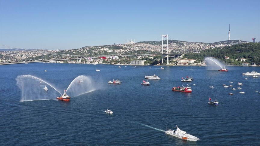 İstanbul Boğazı'nda 15 Temmuz Şehitleri İçin 253 Gemilik Kortej
