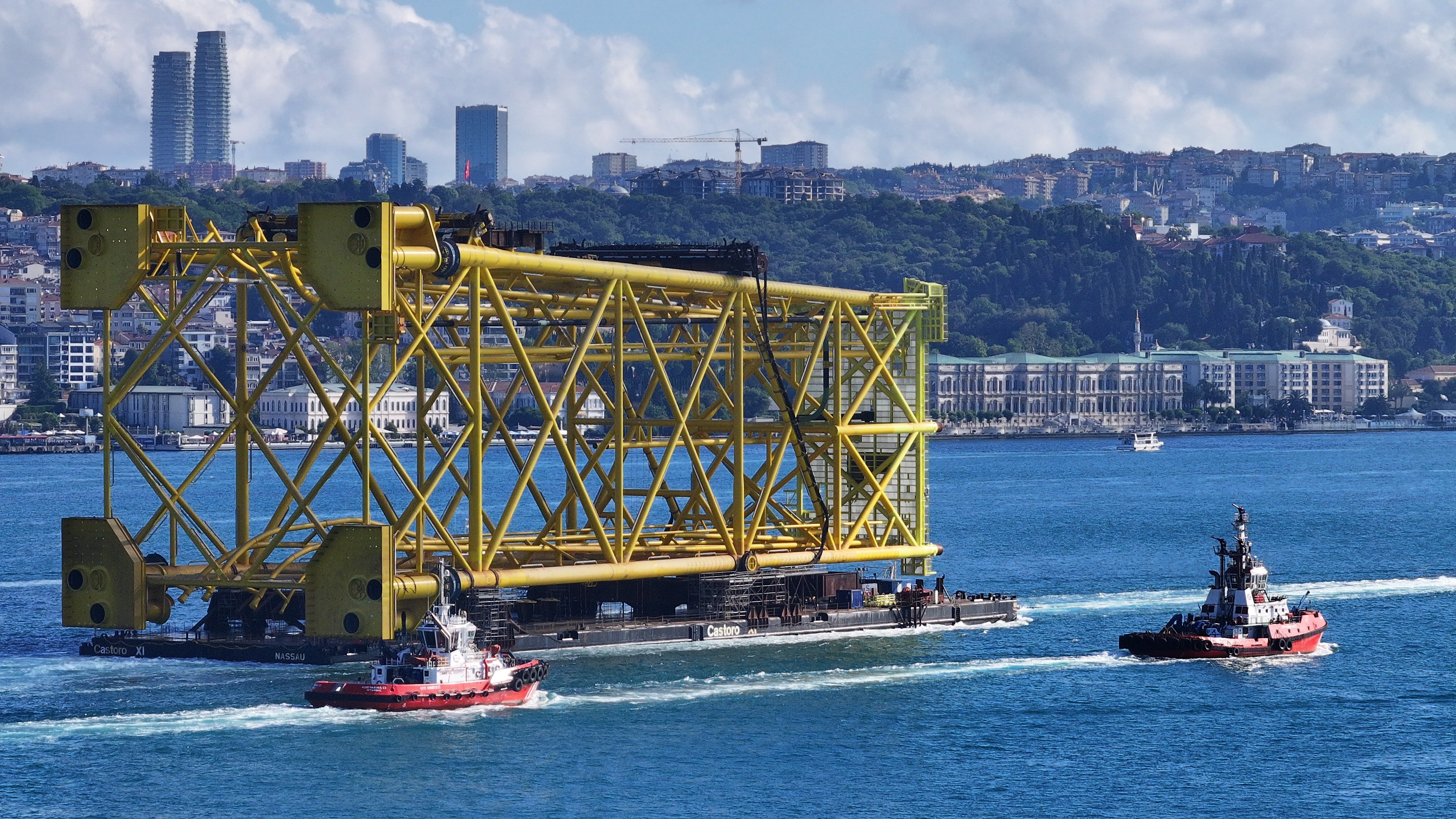 İstanbul Boğazı'ndan 350 Metrelik Dev Platform Geçiyor