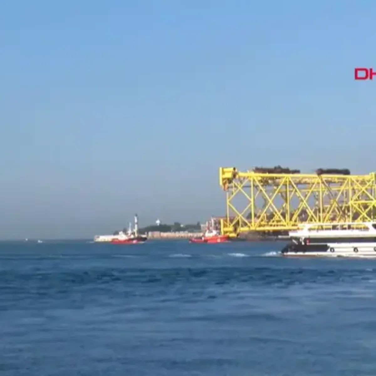 İstanbul Boğazı'ndan 350 metrelik dev sondaj platformu geçişi