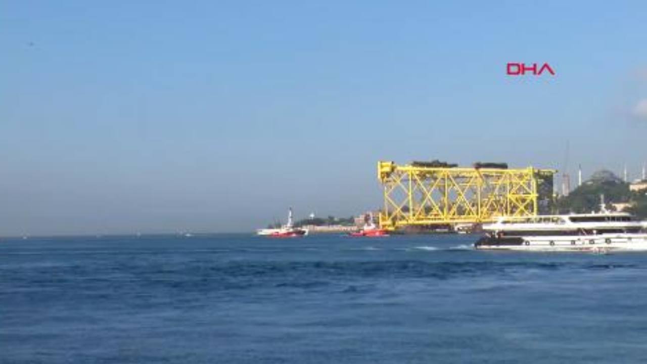 İstanbul Boğazı'nda 350 metrelik dev platform geçişi: Trafik durdu