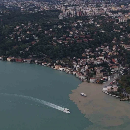 İstanbul Boğazı'nda çamur şoku: Küçüksu Deresi'nden gelen suyla rengi değişti