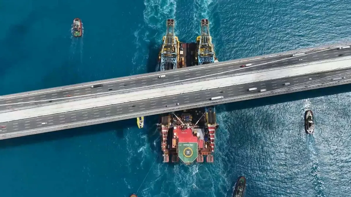 İstanbul Boğazı'ndan Dev Sondaj Platformu Geçişi: Trafik 2 Saat Durdu
