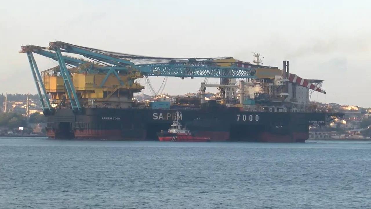 İstanbul Boğazı dev vinç gemisi geçişi için trafiğe kapatıldı