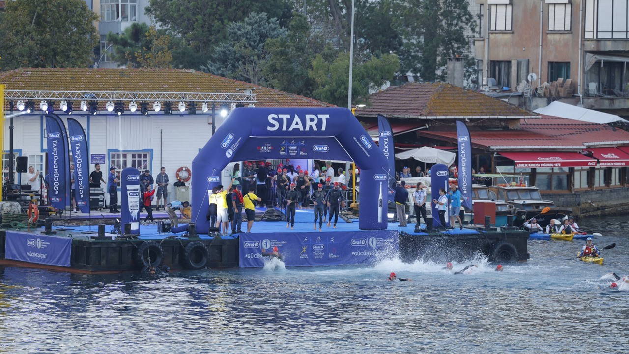 İstanbul Boğazı'nda Kıtalararası Triatlon Heyecanı