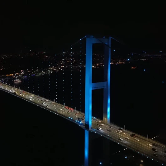 İstanbul Boğazı'ndaki köprüler turkuaz renge büründü