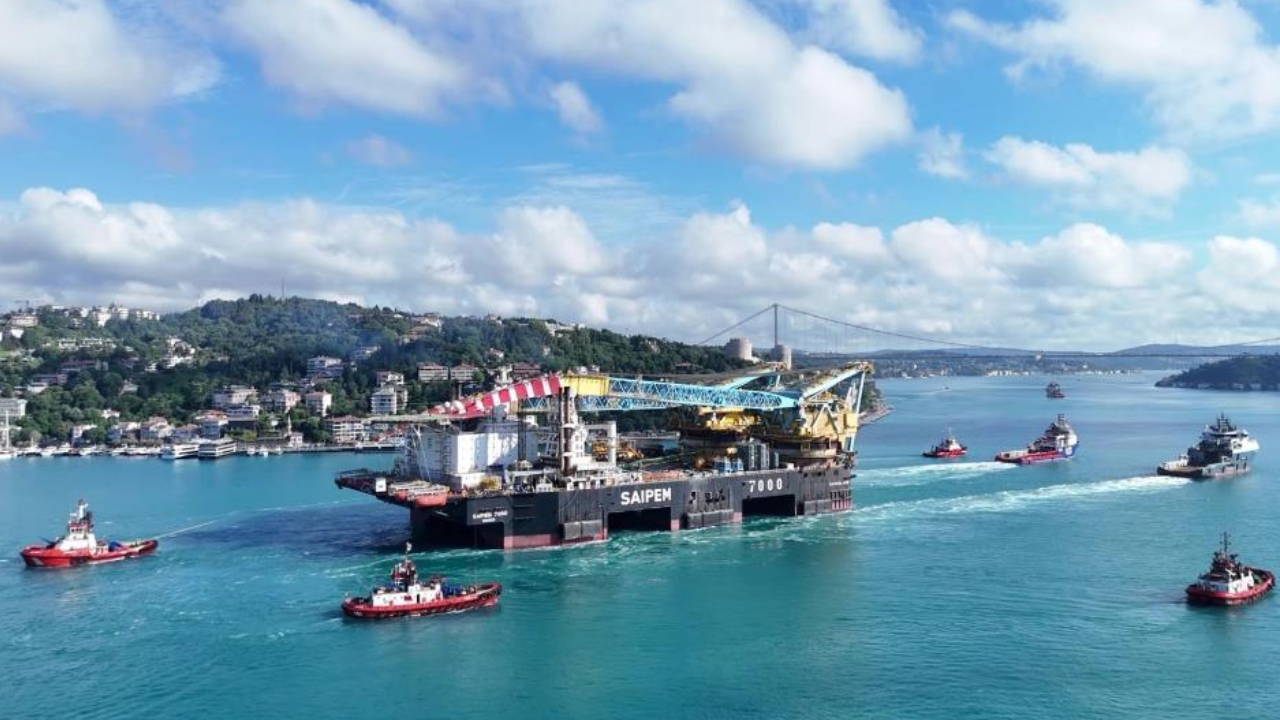 İstanbul Boğazı'ndan geçen dev vinç gemisi 'Saipem 7000' havadan görüntülendi