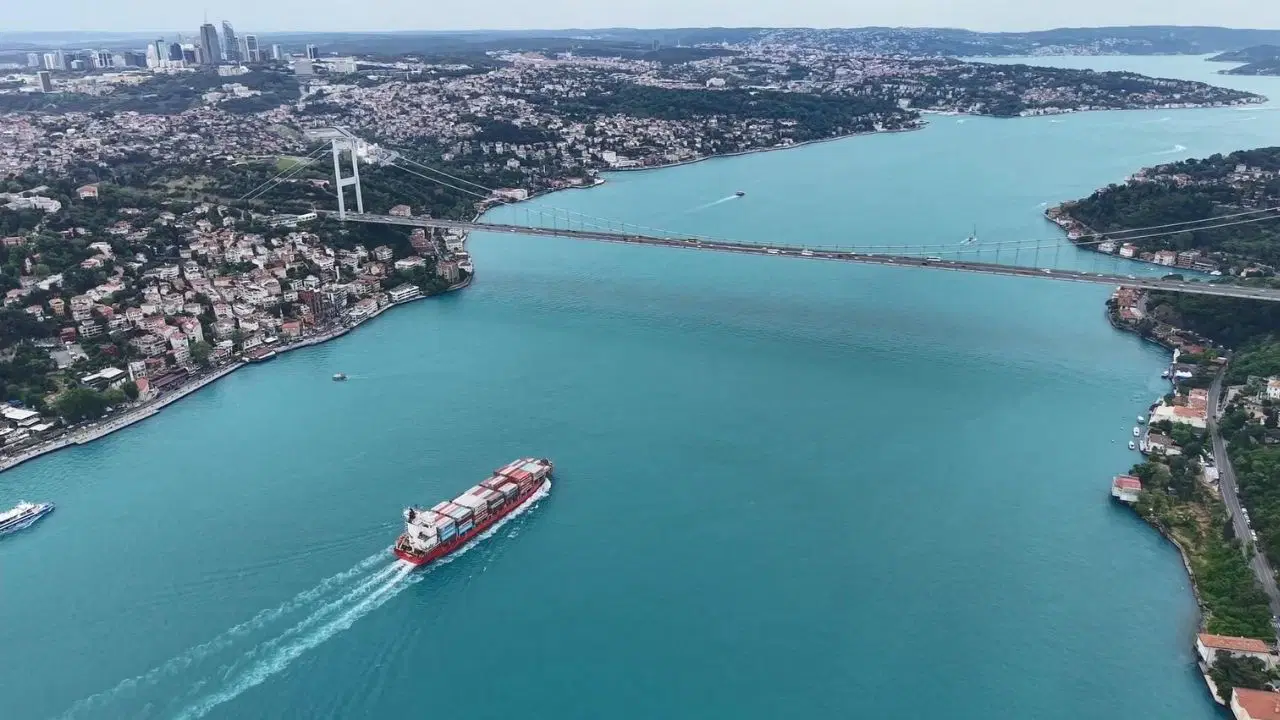 İstanbul Boğazı turkuaz renge büründü: Bayramın son gününde görsel şölen