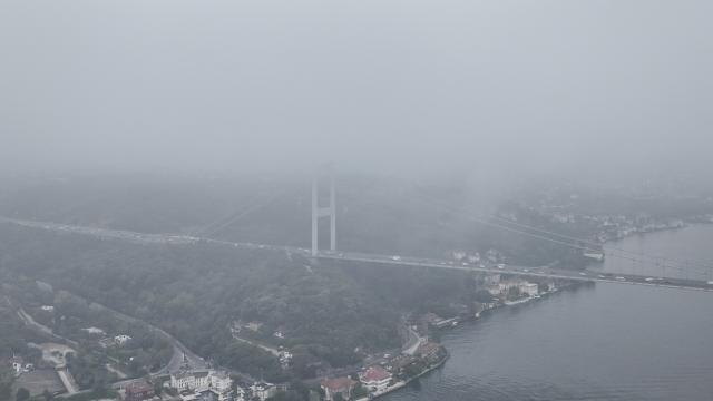 Yoğun Sis İstanbul'u ve Boğaz'ı Teslim Aldı: Görüş Mesafesi Düştü