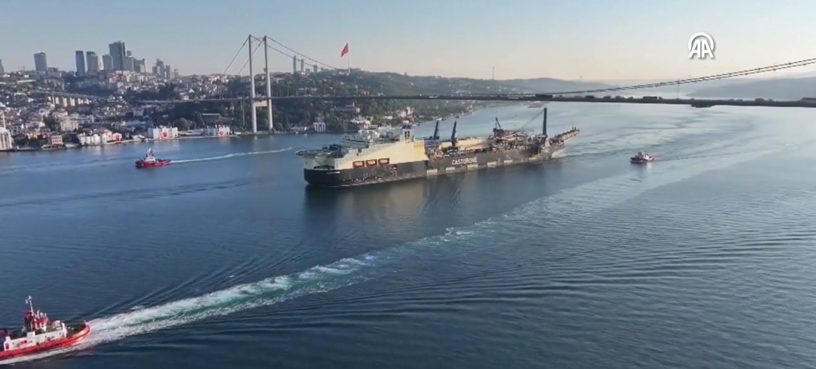 İstanbul Boğazı'nda 325 metrelik Castorone gemisi geçişi