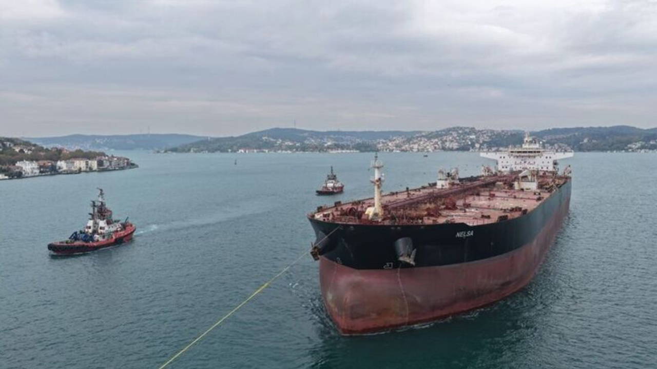 İstanbul Boğazı'nda Tanker Geçişi Nedeniyle Gemi Trafiği Durdu