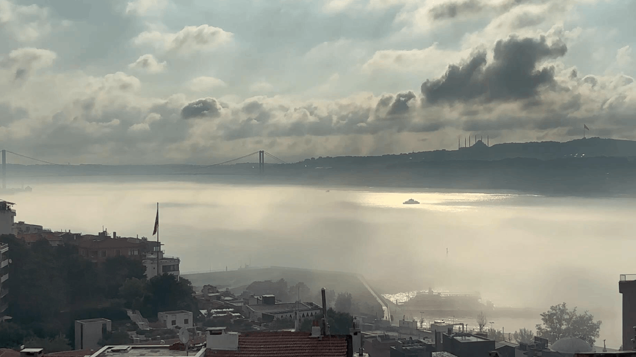 İstanbul Boğazı'nda Yoğun Sis: Görüş Mesafesi Düştü, Ulaşımda Aksamalar
