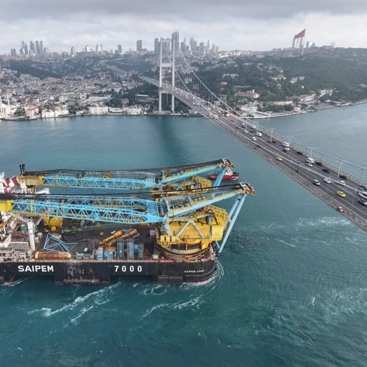 İstanbul Boğazı'ndan Dev Vinç Geçti: Saipem 7000 Görüntülendi