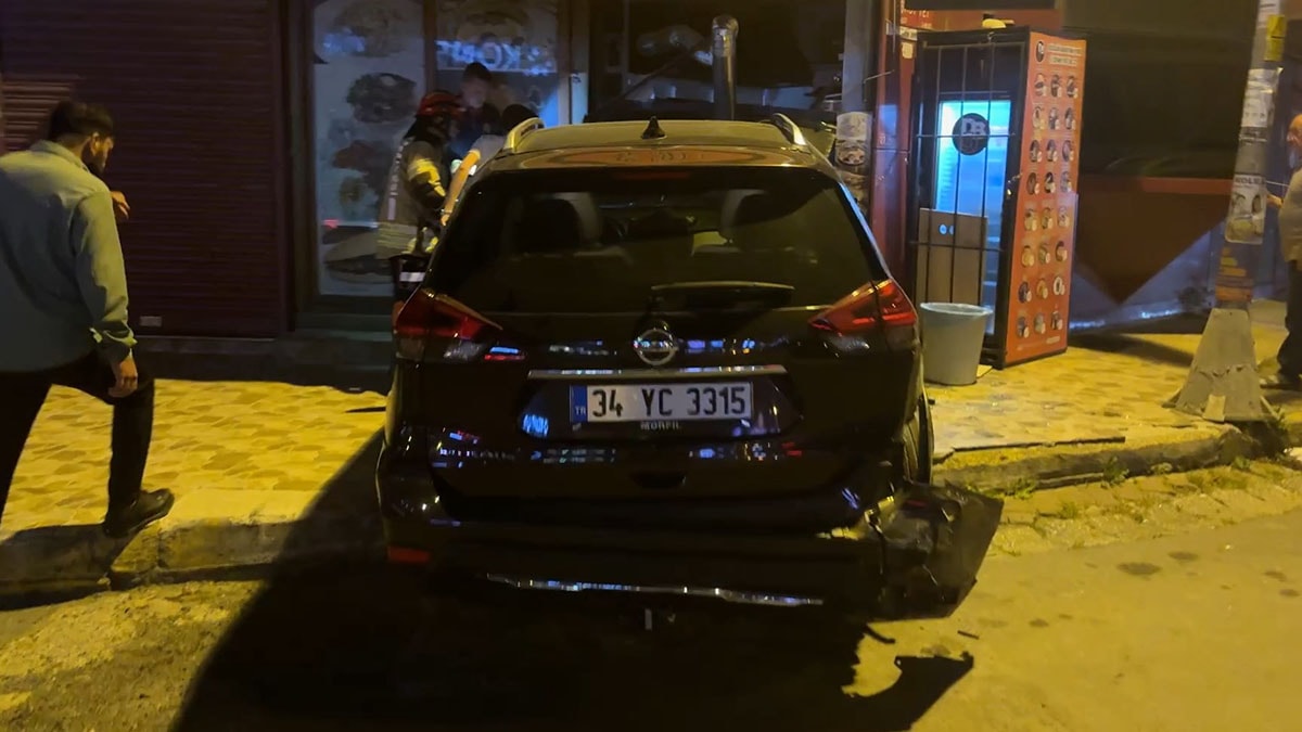 İstanbul'da cip köfteciye girdi: 1 yaralı