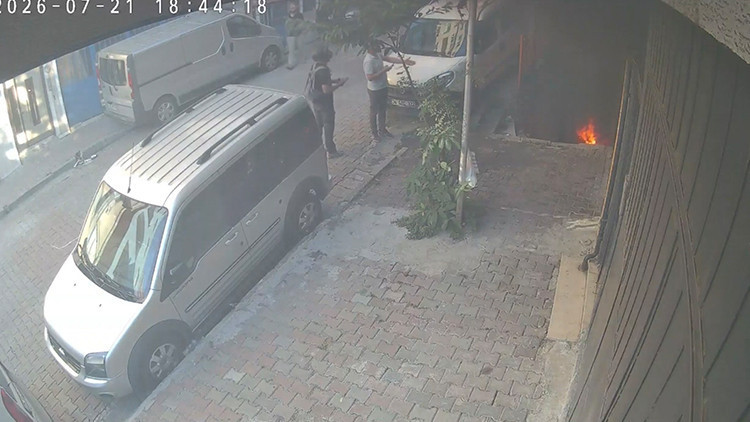 İstanbul'da çocukların yaktığı lastik apartmanı dumana boğdu: KOAH hastası kadın hastanelik oldu