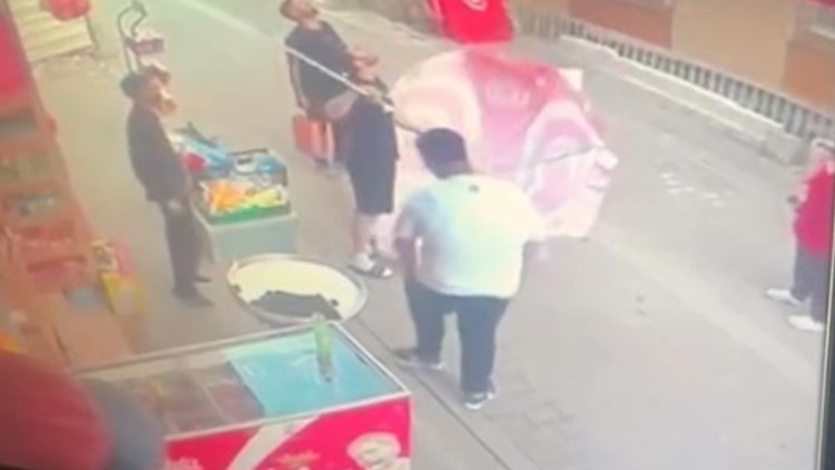 İstanbul’da 8. kattan düşen yavru kedi şemsiyeyle kurtarıldı