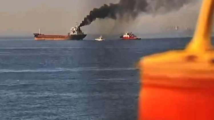 İstanbul'da Kargo Gemisinde Yangın: Kontrol Altına Alındı