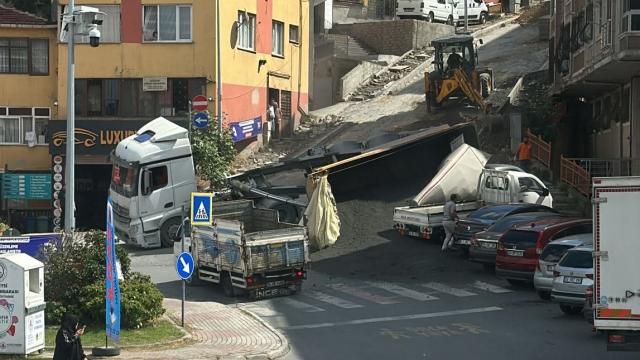 İstanbul'da Damper Yüklü Kamyon Devrildi: Park Halindeki Araç Kullanılamaz Hale Geldi