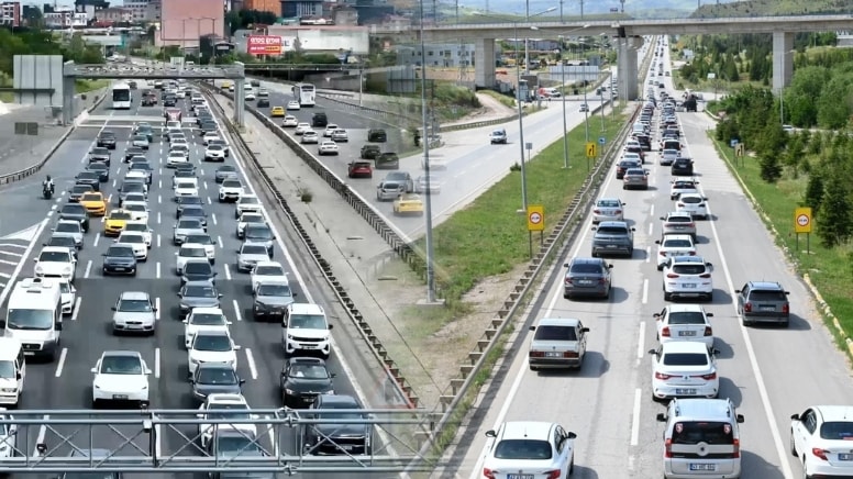 İstanbul dönüş yoğunluğu otoyolları kilitledi